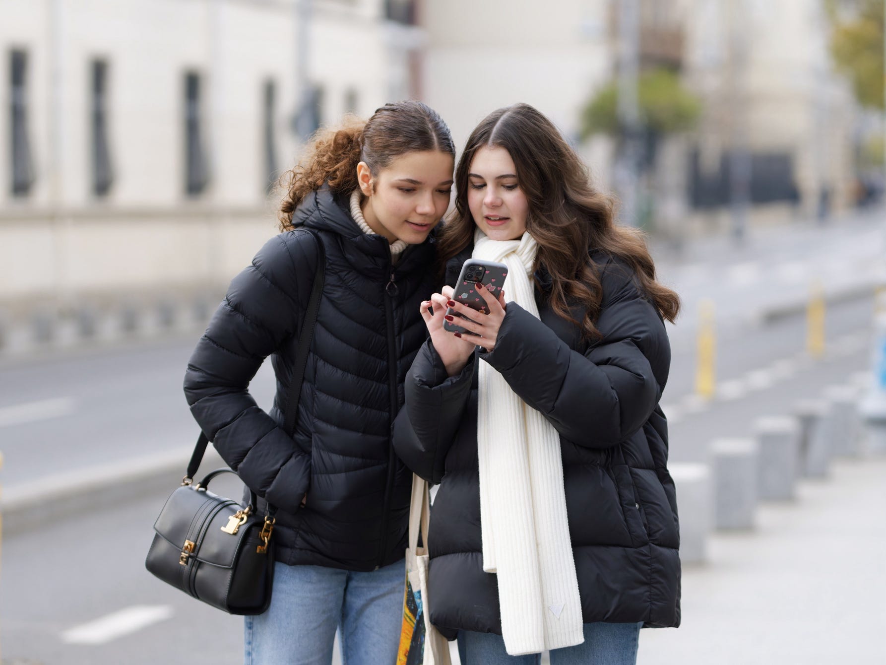 Jugendliche Frauen am Handy. (Foto von Surprising_SnapShots, Pixabay)